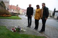 Starosta Prachatic položil květiny u památníku obětí totalitních režimů